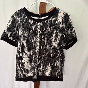 Calvin Klein Black and White Graphic Fitted Short Sleeve Blouse